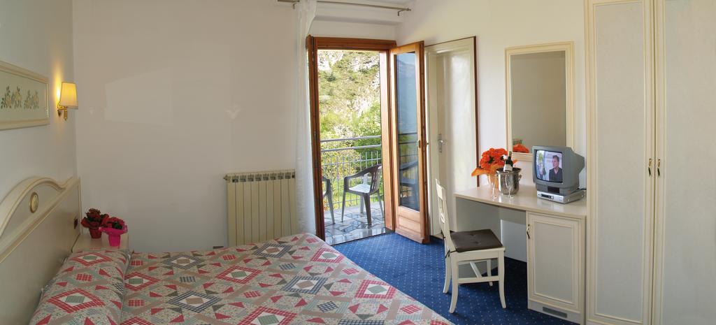 Hotel Rosalpina Riva del Garda Ngoại thất bức ảnh