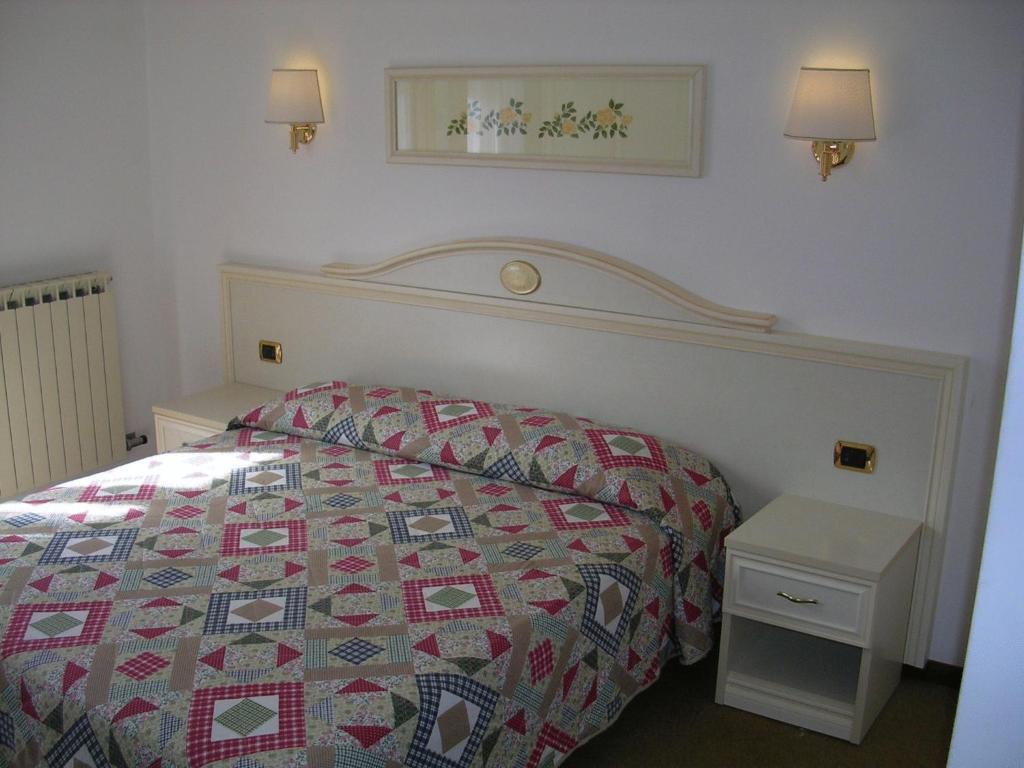 Hotel Rosalpina Riva del Garda Phòng bức ảnh