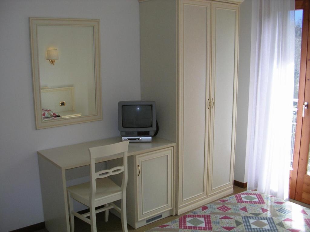 Hotel Rosalpina Riva del Garda Phòng bức ảnh